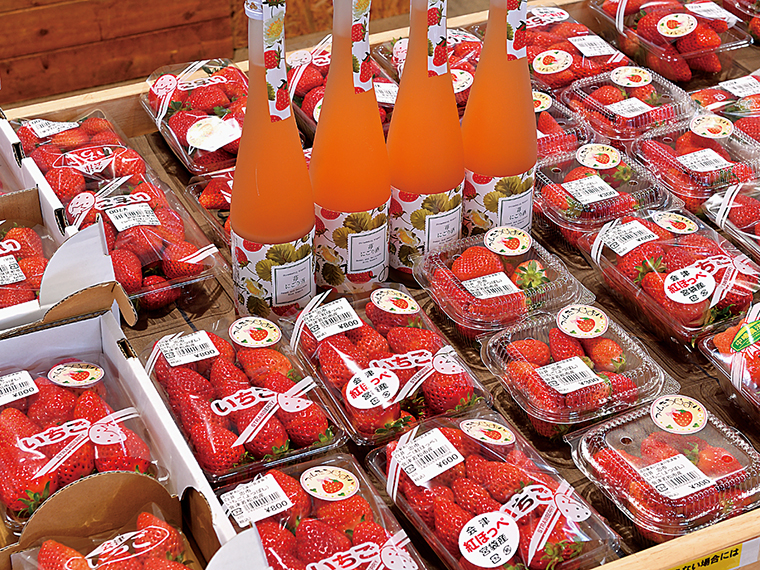 旬の時期であれば、紅ほっぺやよつぼしなどのイチゴが並ぶ。会津の自然を生かしたおいしい農産物が新鮮な状態で購入できるのも地場ならでは