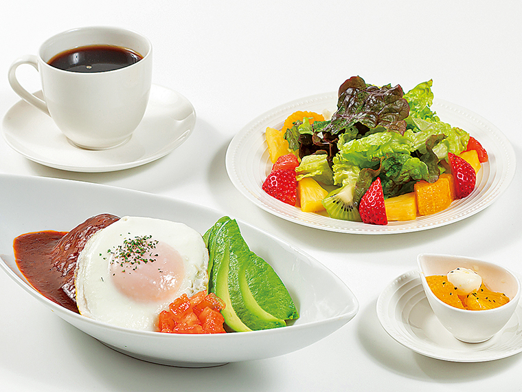 【福島南バイパス店限定】「ロコモコ」(1,300円・店内飲食税込1,430円)。デコポンとモッツァレラのカプレーゼ、フルーツサラダ、ドリンク(コーヒーor紅茶)付き
