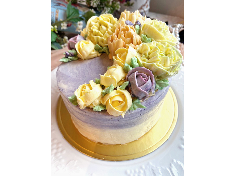 あんやバタークリームで華やかな花を咲かせた和テイストのデコレーションケーキ(3営業日前までに要予約)