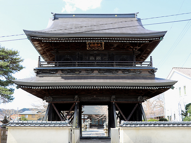 福島県内有数の山門を誇る蓮家寺には桜だけでなく、紅梅と白梅が咲いている。歴史の息吹と春の模様に癒やされてみては