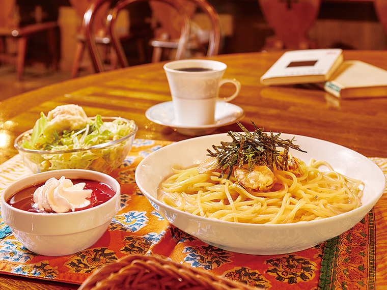 「ホタテのウニクリームパスタ ランチ」(1,160円)。フランベしたホタテに濃厚なウニクリームを加えた和風パスタ。リピーターが圧倒的に多く、毎週食べに訪れる人もいるメニュー
