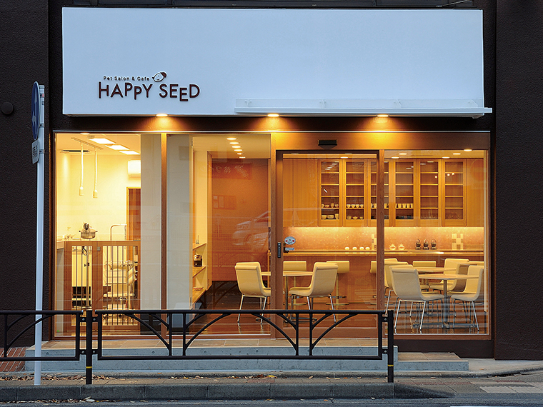 トリミング風景を眺められる店内。ワン友の交流の場としても人気