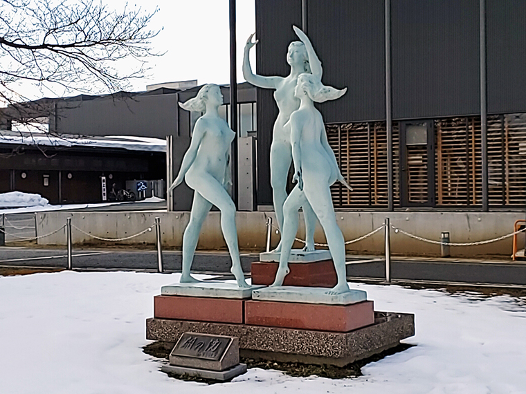 飯坂温泉駅の松尾芭蕉像など、飯坂町でもおなじみの太田良平氏の作品「朝の洗」