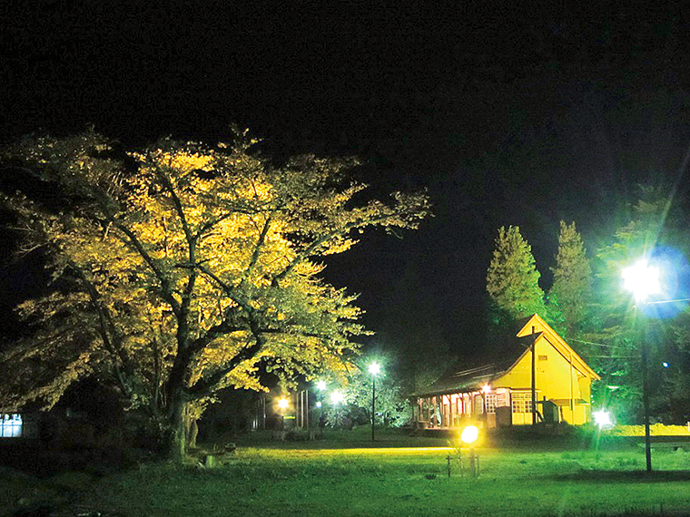 熱塩加納町の「日中線記念館」では4月22日（金）から24日（日）まで旧駅舎のライトアップ予定
