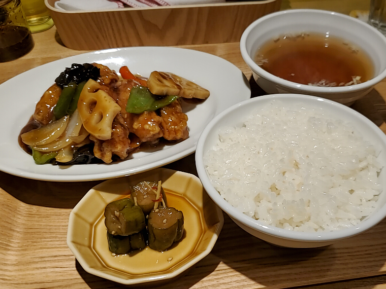 「鶏の甘酢あんかけ定食」(1,030円)。定食は“数量限定”で出現することもあります