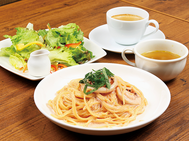 「ランチセット」(1,000円)。写真のメインは「エビとイカの明太子クリームパスタ」。サラダ、スープ、ドリンク付き