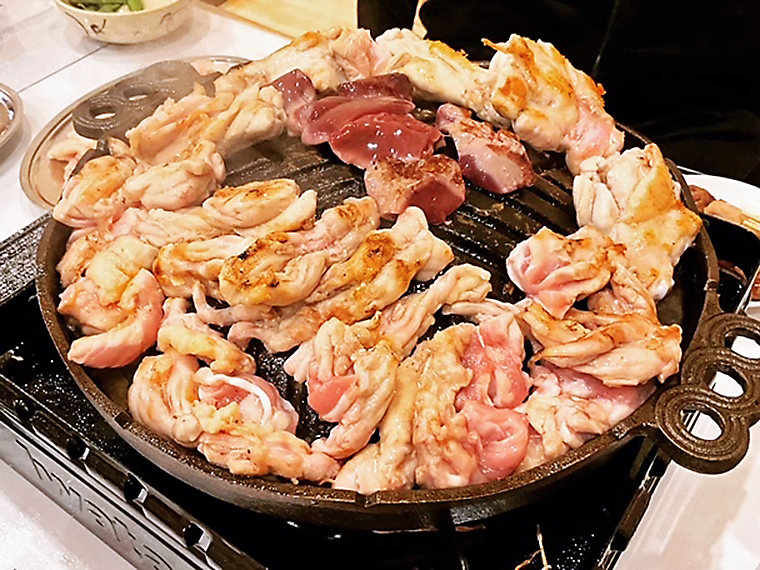 鶏肉をジンギスカン鍋で焼く珍しいスタイル。お酒と一緒に味わってみて