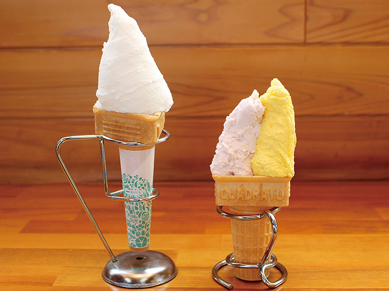 写真右はダブル(420円)。華やかな香りの野いちごとかぼちゃ。写真左は人気No.1のミルクをシングル(350円)で