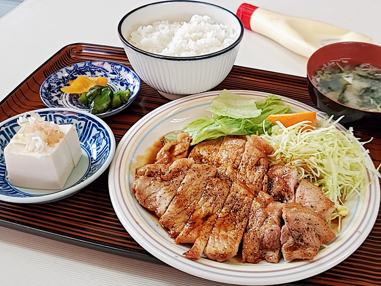 ちょっとしたキーボードのようなボリュームがうれしい焼肉定食(950円)は、ボトルマヨを携えて