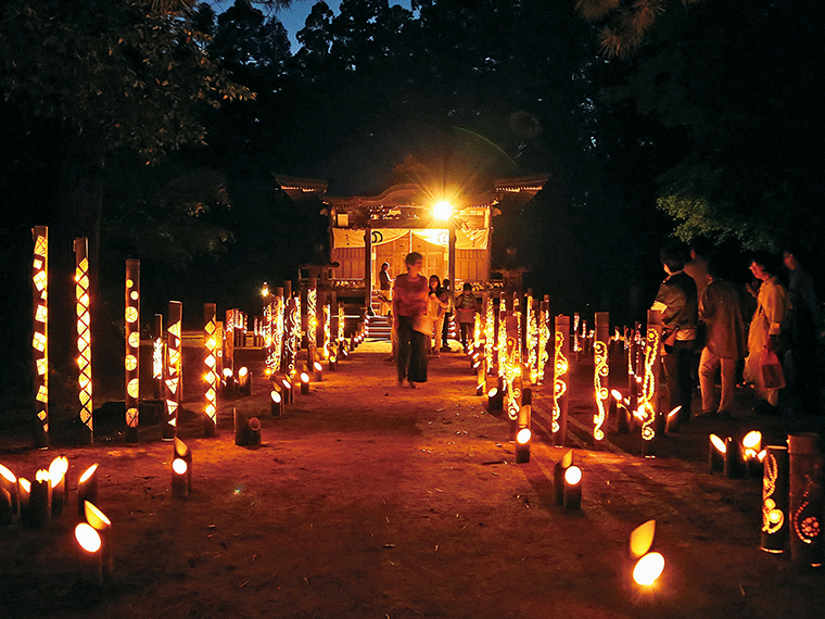 地元有志による手作りの竹灯籠が境内を照らした6月のイベント。医王寺では「竹灯籠づくり体験」が好評