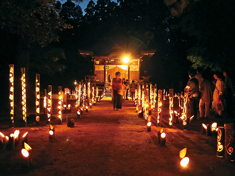 医王寺にて、2022年6月11日(土)・12日(日)に竹灯籠の点灯予定。幻想的でやさしい竹灯籠の明かりに照らされる