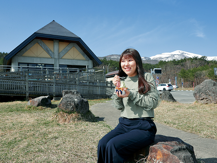 標高は約800m。「つちゆソフト」（500円）はミルク、山ぶどう、熊笹が一度に楽しめる