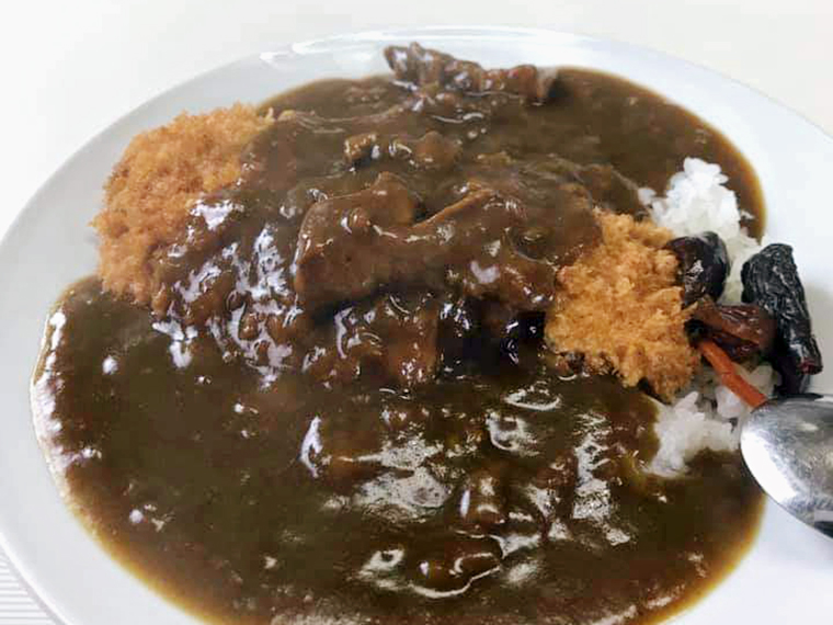 「かつカレー」（800円）。ジャンボなかつは、プラス150円以上の豪勢さ（写真：部員提供）