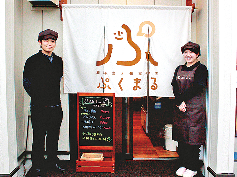 店内には1人で楽しめるシックなカウンター席も