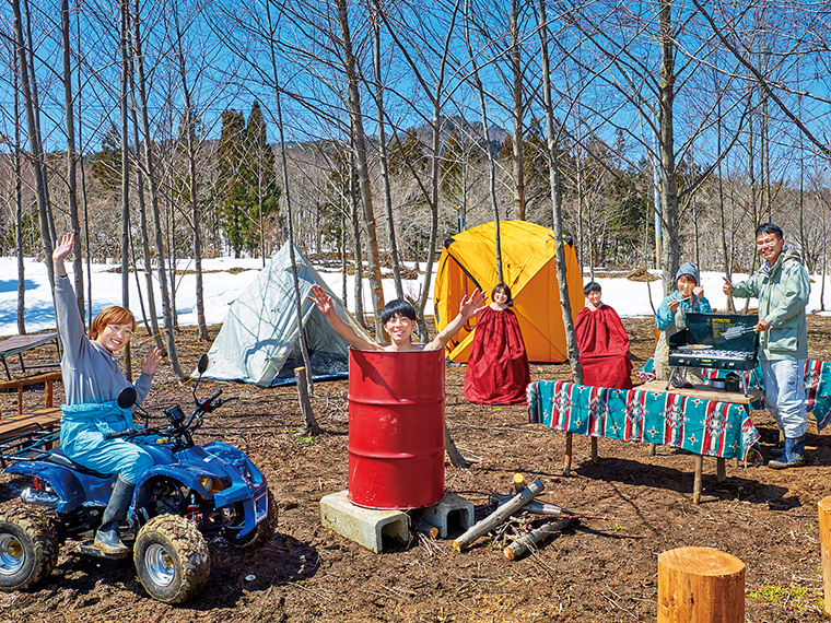 4月の残雪キャンプ。5月には緑一色の野山に包まれる。オーナー菅田さんは右から2番目