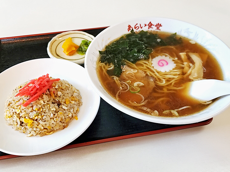 半ちゃんらーめんセット(800円)は、あらい食堂さんを堪能できる欲張りセット