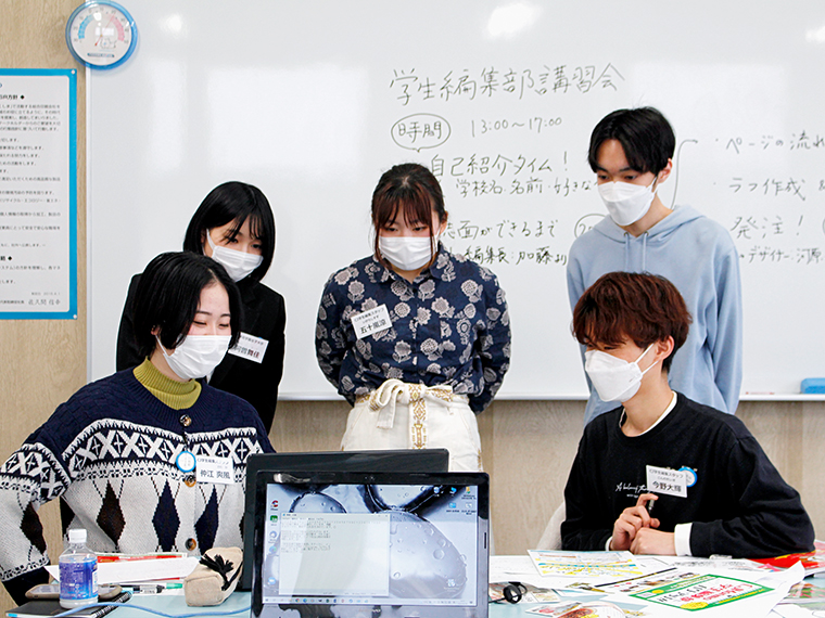 作成した原稿を互いのグループで確認!