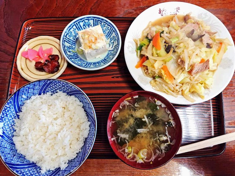 野菜炒めと50円差の「肉野菜炒め」(850円)(写真:部員提供)