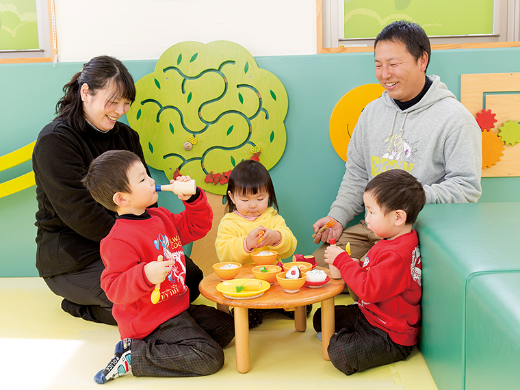 子どもたち3人が遊んでいるのは、桑折町にある「イコーゼ!」の屋内遊び場