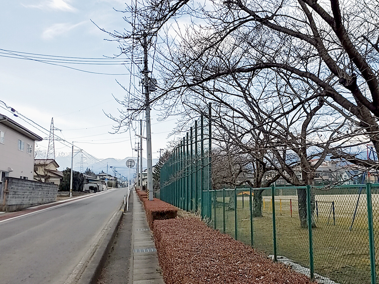 吾妻山に向かって真っすぐに延びる開放的な荒井の風景