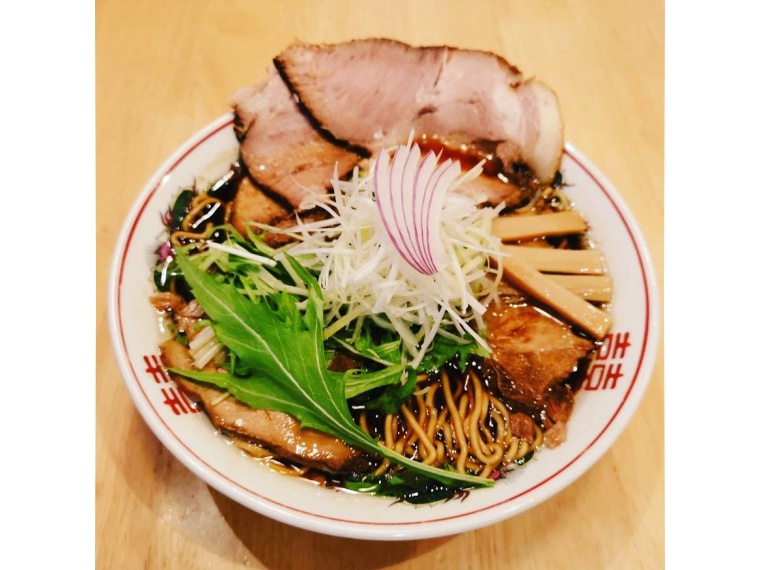 「麺屋信成」の「黒醤油」(900円・麺、スープ、チャーシュー、メンマ付き)。好みで野菜を入れるのもおすすめ