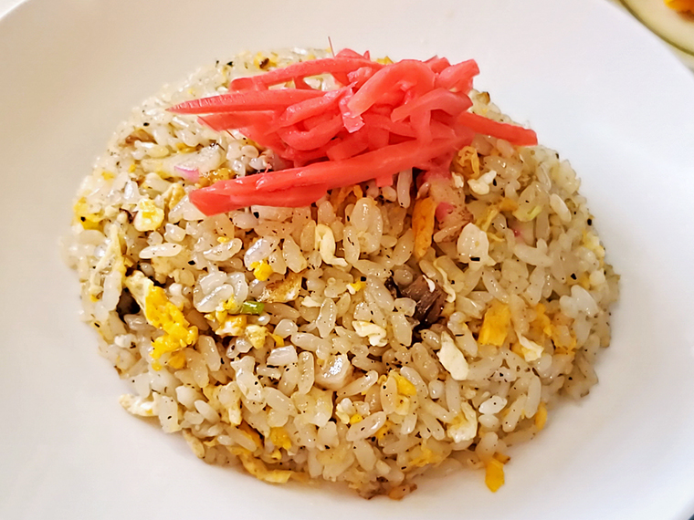 トップの紅しょうがで、炒飯がそらジローに見えてきました!