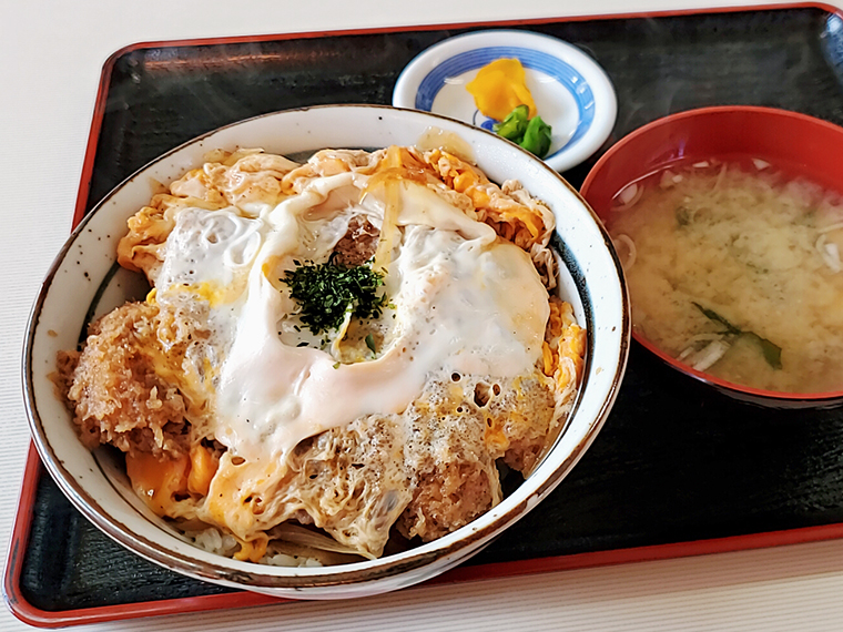 定番人気の「かつ丼」（800円）は思い出の味