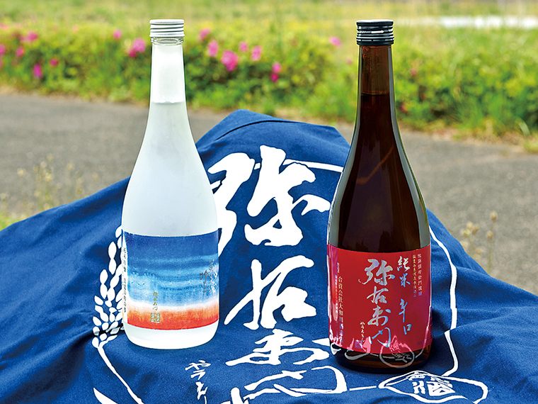 左から「真夏の吟の夢」（720ml・ 1,760円）。取扱いは一部の販売店のみ。キンキンに冷やして飲みたい生酒。酒蔵を代表する「純米辛口 弥右衛門」（720ml・1,210円）