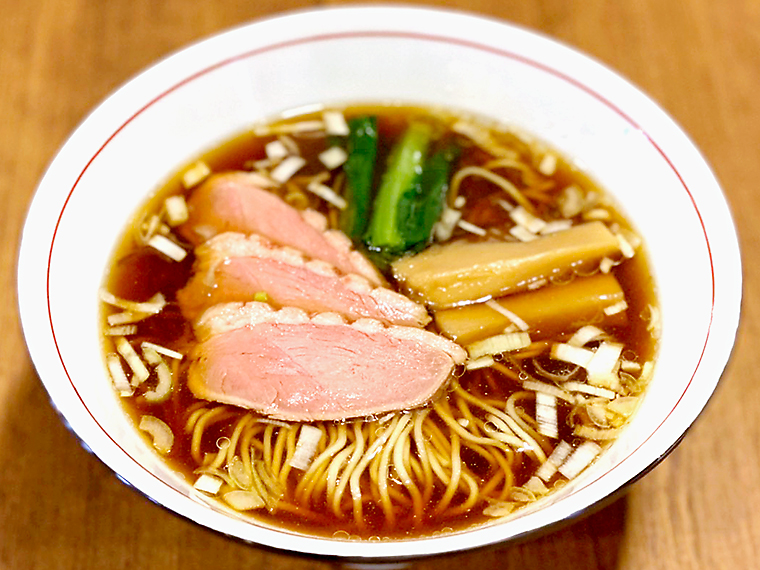 「鴨出汁醤油らぁめん」(800円)。醬油ベースのスープは鴨の香りがアクセントに