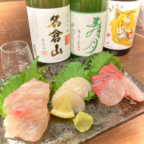 金、土曜日は夜も営業。新鮮なお刺身と日本酒がオススメ