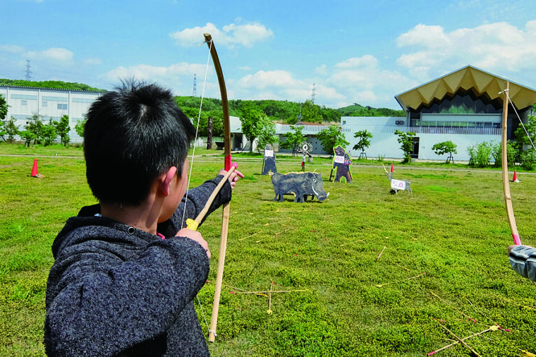 弓矢体験の様子。また、キッチンカーも登場
