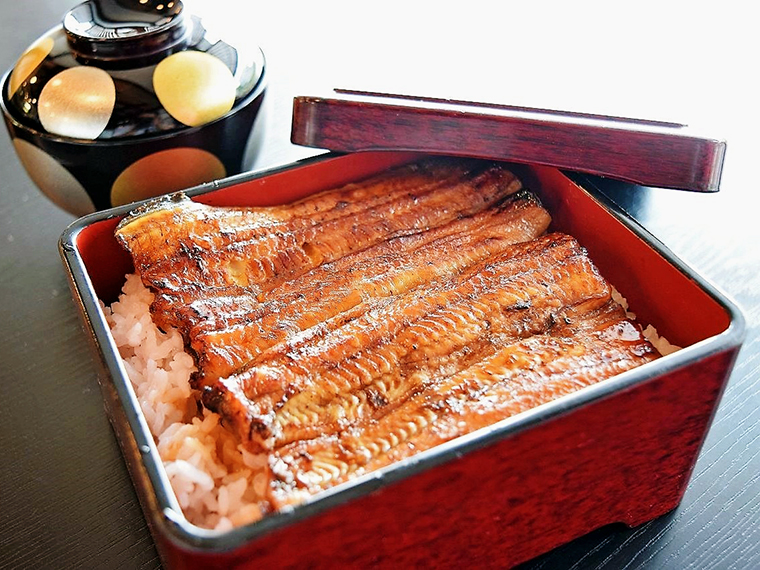 ふっくらやさしい味わいのうな重「竹」(1串・4,500円)。他に、「松」(1串半・6,150円)、「梅」(半串・2,910円)も揃う