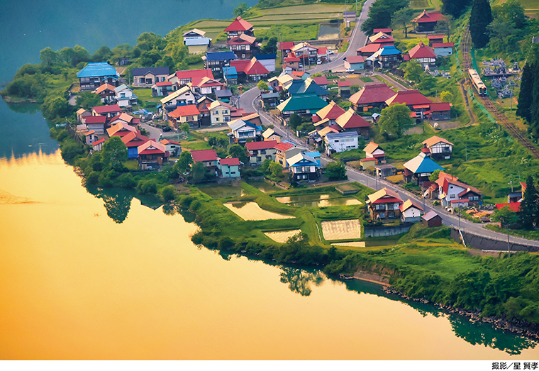 星 賢孝の奥会津だより】金山町「尻吹峠」から撮影した、夕日に染まる