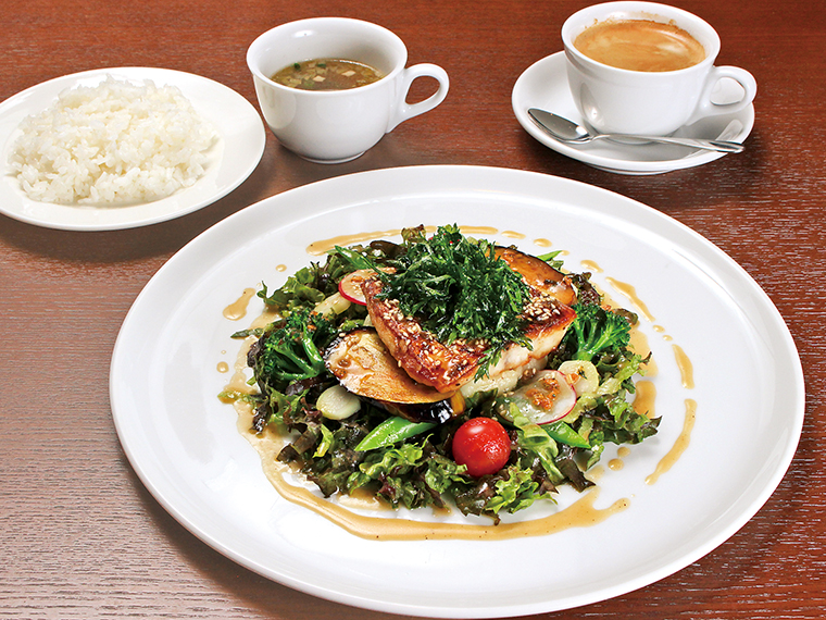 スープ、ライス、コーヒーが付く「たっぷり野菜のワンプレート」(1,210円)。野菜に隠れた軽い食感のマッシュポテトも美味