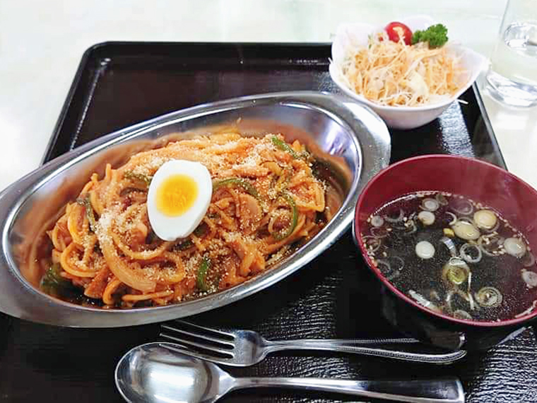 昔の眼科にあった、目を洗うときの受け皿のような懐かしい銀の器は、まさに食堂のナポリタン(写真:部員提供)