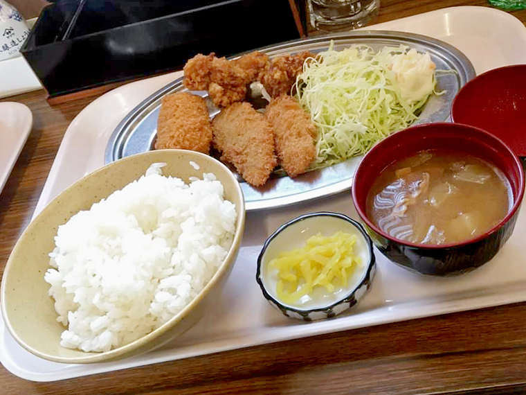 「本日のさかな定食」（800円）は、フライの時もあれば、刺身の時もあってドキドキ　※写真：部員提供