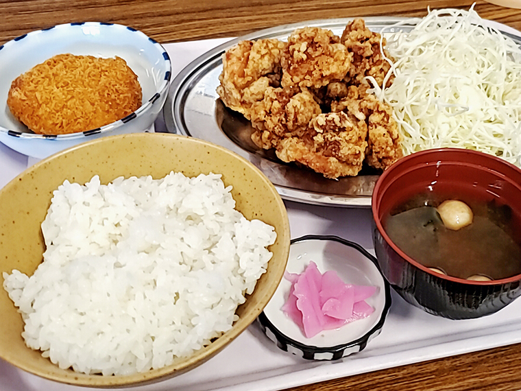「唐揚げ定食」(600円)に「エゴマメンチ」(200円)を添えた豪勢な布陣。