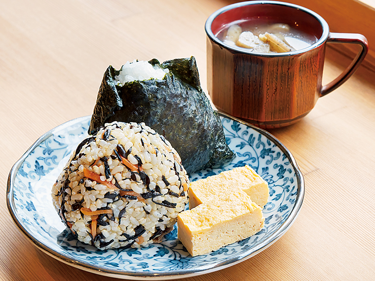 おむすび2個に無添加玄米味噌の味噌汁が付く「おむすびランチA」(500円)