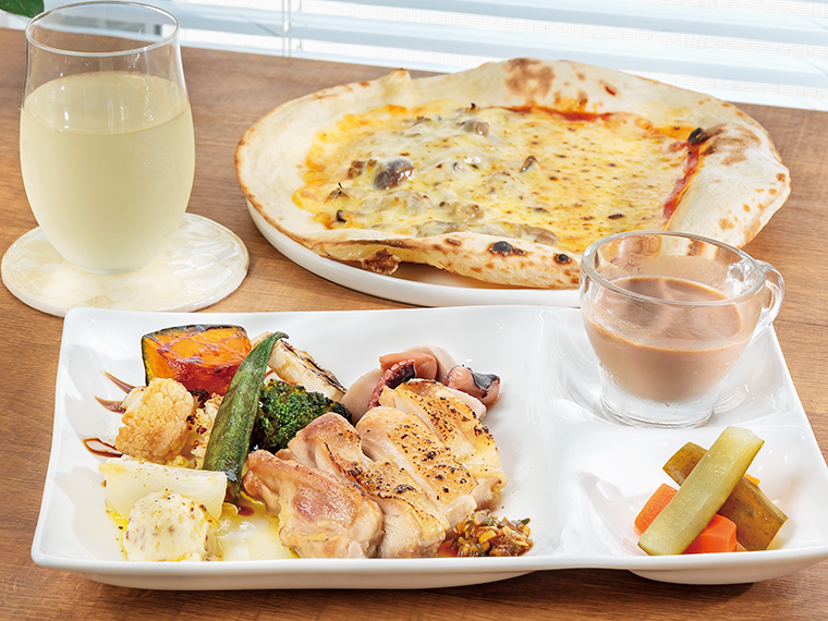 「ランチA」(1,200円)。写真は3種のキノコとツナのハーフ&ハーフのピザ。焼き野菜、鶏肉料理、副菜、デザート、ドリンク付き