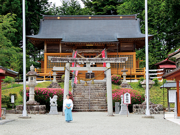 広い境内に建つ本殿。隣接する羽山公園には、馬姫の伝説が残る鏡ヶ池もあり、自由に散策できる