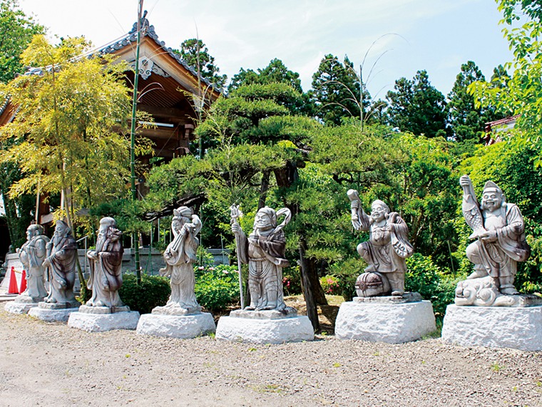 健康・長寿・病気平癒などを願う七福神。奥は直径3尺5寸の鐘を持つ鐘楼堂