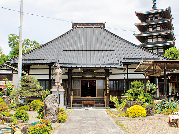 この地で発掘された鬼婆の遺品や什物なども展示。参拝時は本堂そばにある宝物館も見学しよう