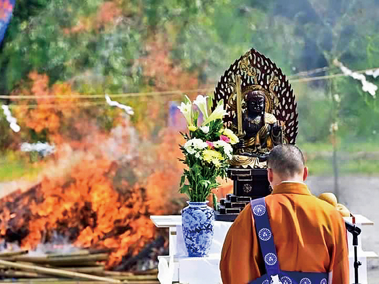 昨年（2021年）のお焚き上げ供養祭の様子。魂のこめられた仏具等を神聖な火で清め、天に還すための儀式だ