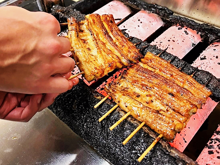 1枚1枚丁寧に時間をかけて手焼きを行う