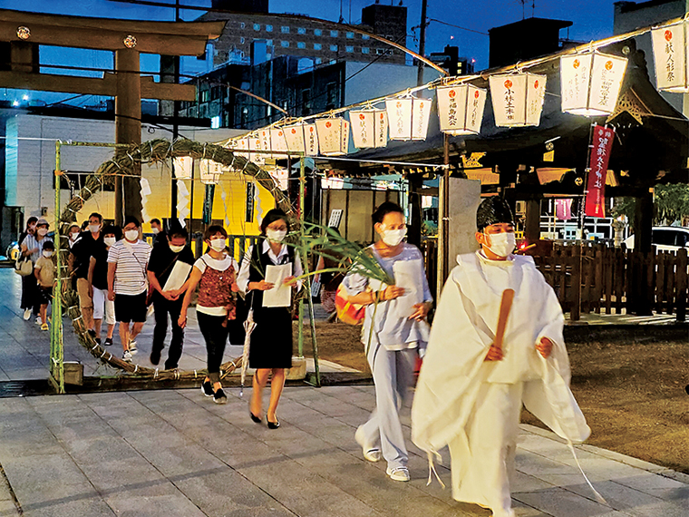 2023年7月30日(日)の夕刻、神職と共に氏子崇敬者のみなさんが疫病除けの茅の輪くぐりを行う