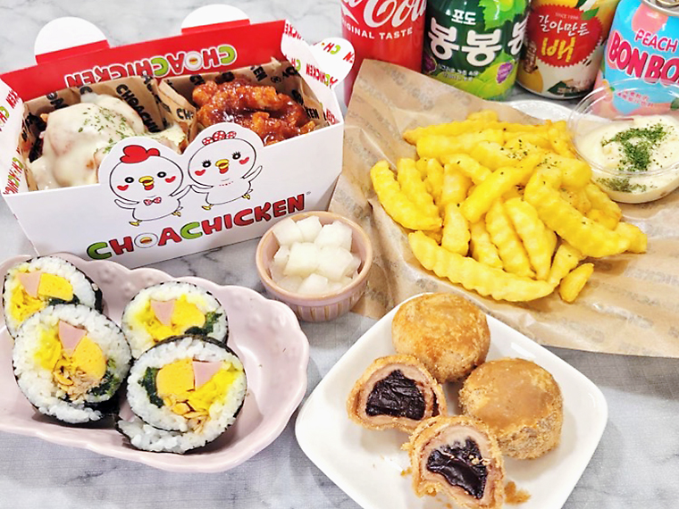 写真左上から「ハーフ&ハーフ(トマトチーズチキンと激辛チキン)」(ハーフ1,650円、フル2,800円)、「フライドポテト」(M500円、L850円)、「チョコレートボール」(470円)、「キンパ」(590円)、「チキンム」(150円)