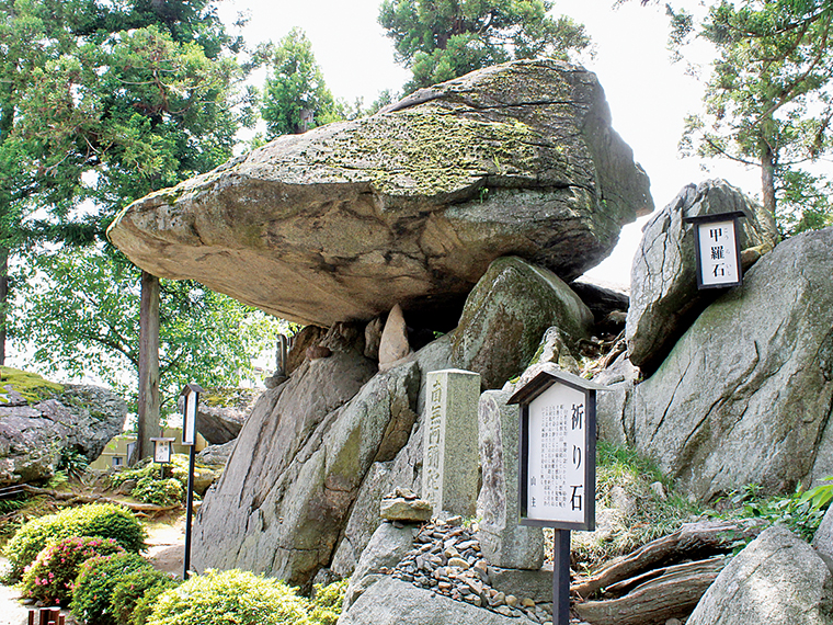 岩屋の笠石は国指定名勝。迫力ある岩にパワーを感じる