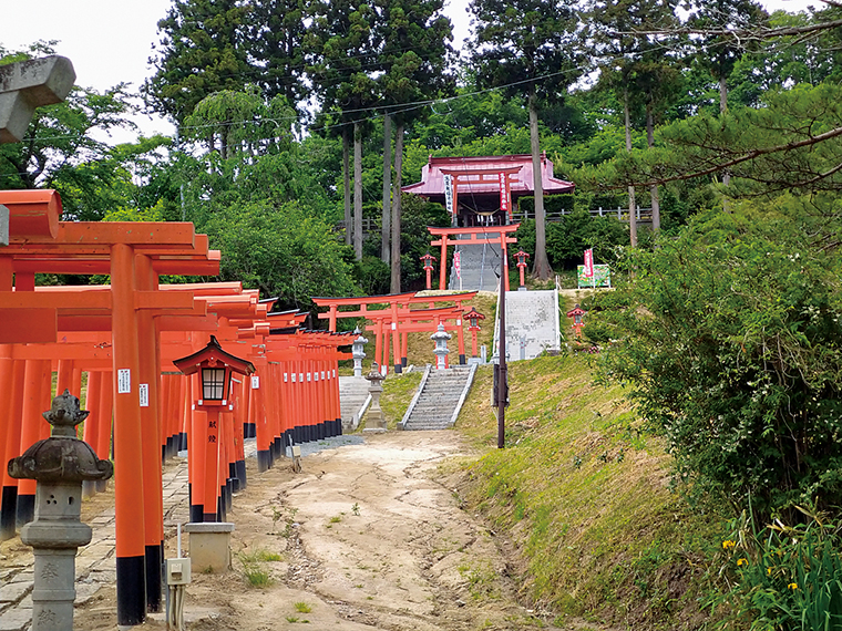 現在鳥居は100基だが、戦前は約4,000基連なっていたそう。石段を登りきり見る景色は壮観