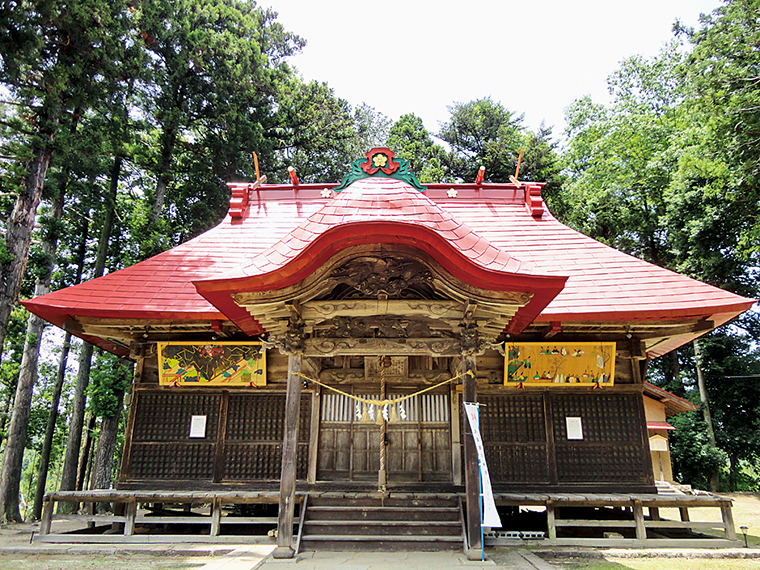 一目で目を引く赤い屋根の社殿。社殿右隣に雷神社が鎮座。雷神像は約260年前に造立された