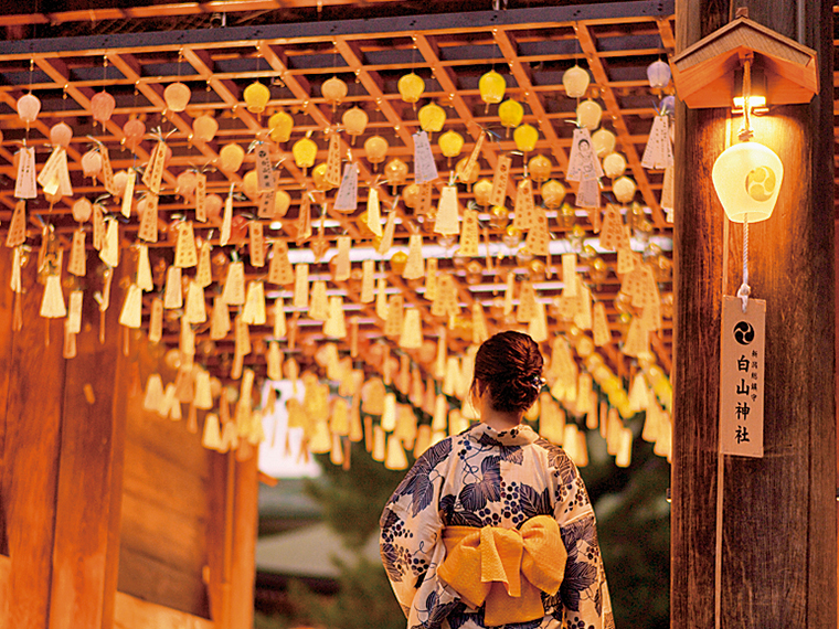 涼しげな浴衣や甚平など、和装で日本の夏行事を楽しんでみては